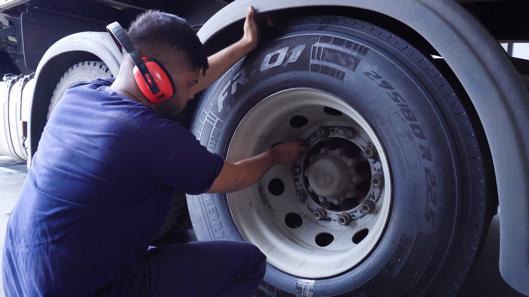 Manutenção em caminhão